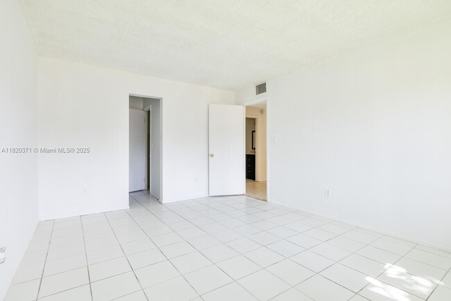 Building Photo - 14850 Naranja Lakes Blvd