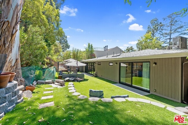 Building Photo - 2820 Nichols Canyon Pl