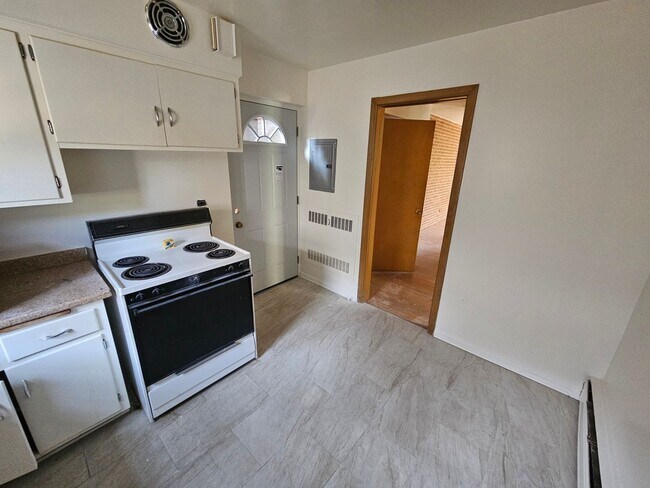 Building Photo - Charming Two Bedroom / 1.5 Bath