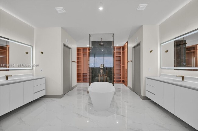 Building Photo - 700 NE 24th St