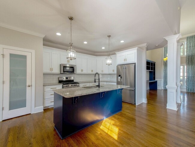 Building Photo - Move in ready Cotswold dream home.