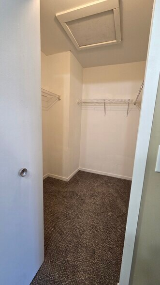 Building Photo - 653 Glasgow Ct