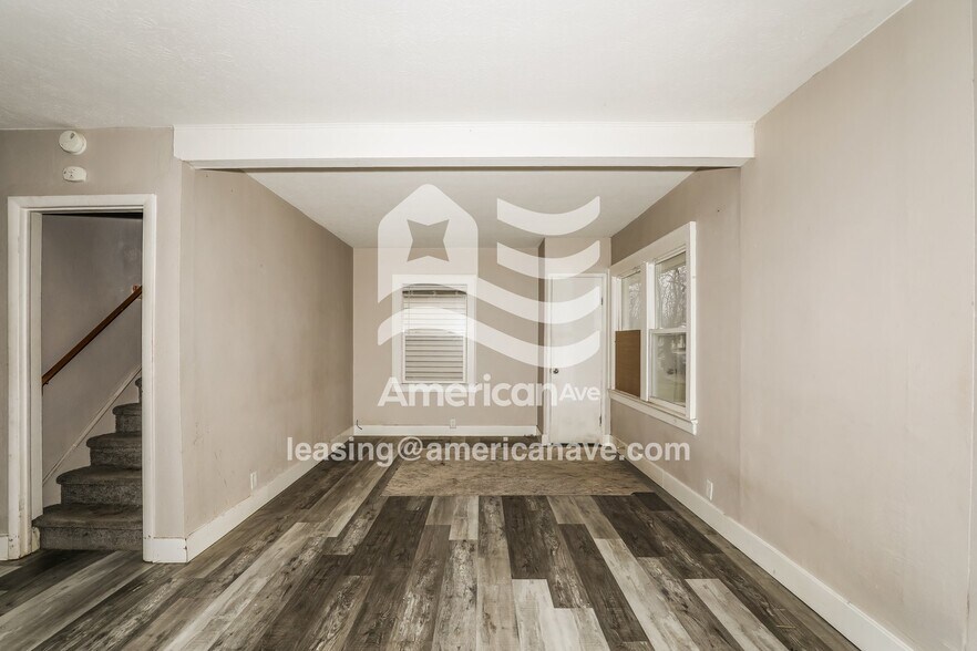 Building Photo - 529 E Victoria St