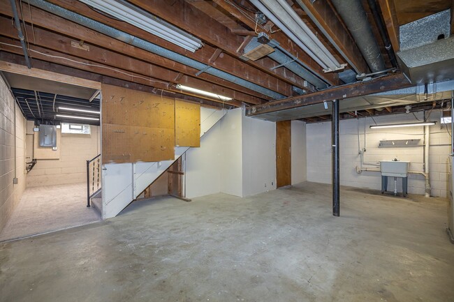 Building Photo - Newly Renovated - Spacious 4 Bedroom - 2 B...
