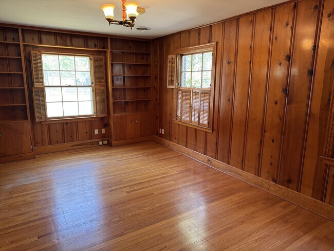 Building Photo - 527 College Hill Rd