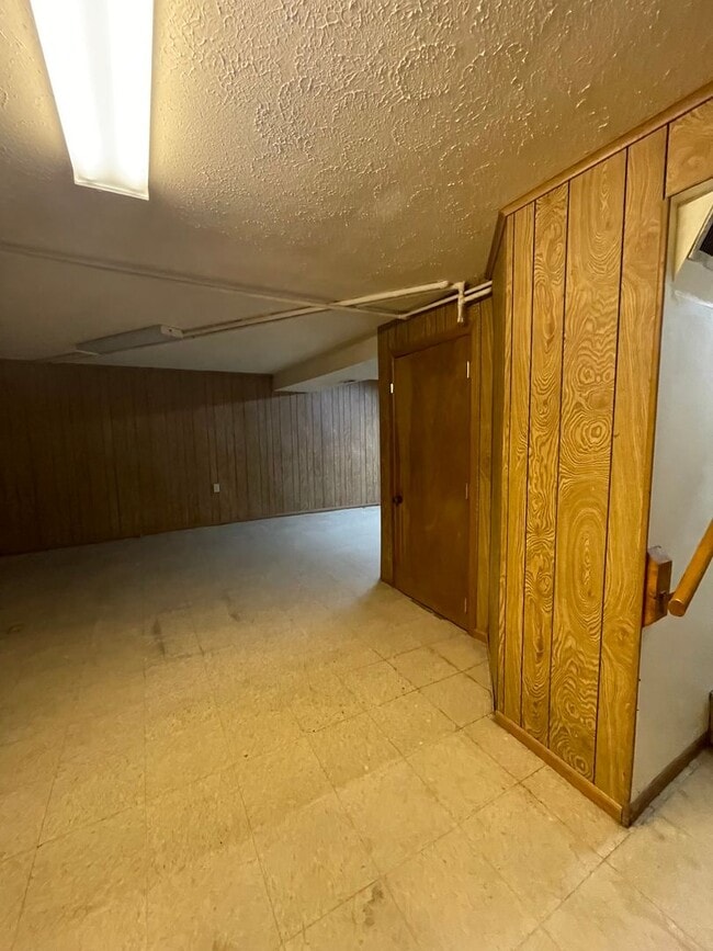 Building Photo - Charming 2 bedroom with a basement