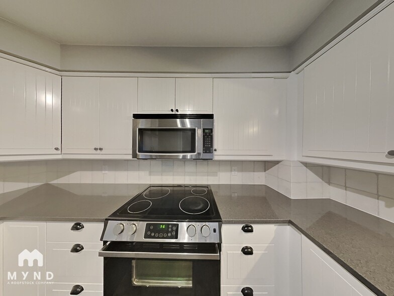 Building Photo - 13803 E Lehigh Ave