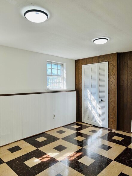 Building Photo - 1405 Pleasant Valley Dr