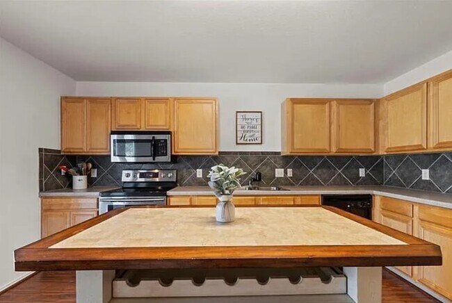 Building Photo - 4515 Cottonwood St