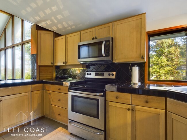 Building Photo - 132 Salishan Dr