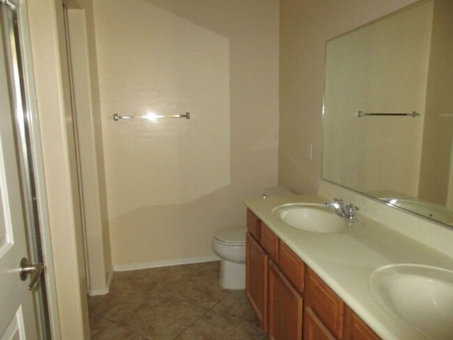 Building Photo - Sky Pointe Dr