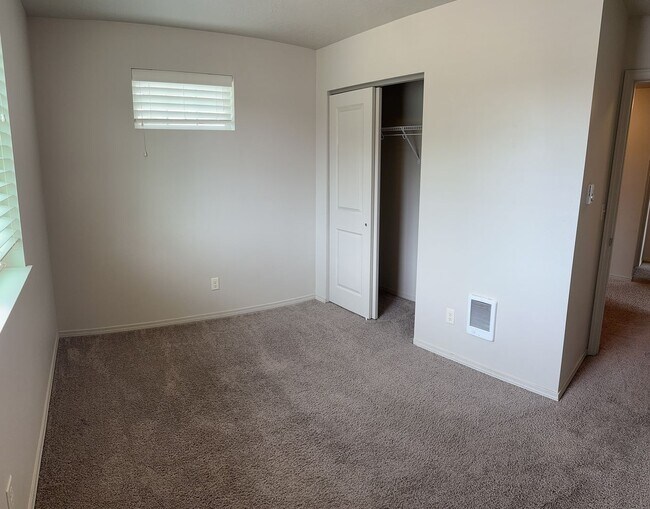 Building Photo - Stunning 4 Bedroom 2.5 Bath Duplex town ho...