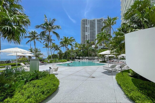 Building Photo - 16901 Collins Ave