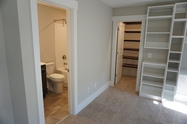 Building Photo - 4BR/3.5BA Home in the Gated Community of R...