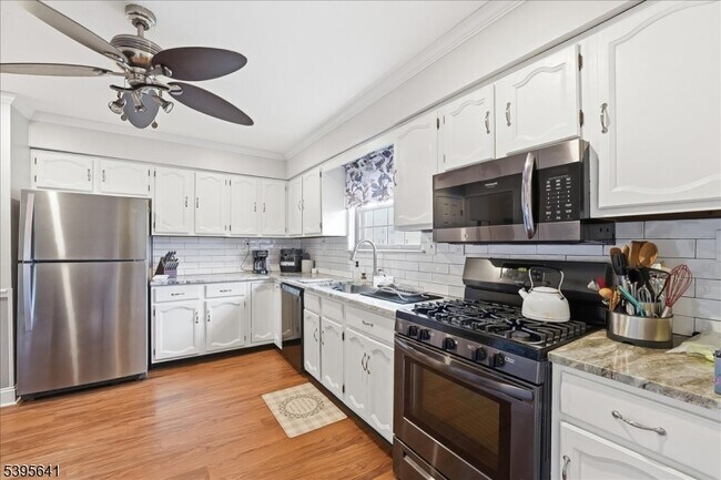 Building Photo - 2606 Trafalgar Square