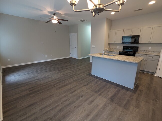 Building Photo - 652 Pippin Dr