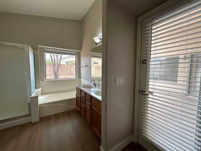 Building Photo - 434 E Chicory Pl