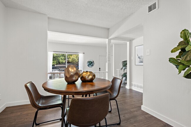 Building Photo - 907 E Oltorf St