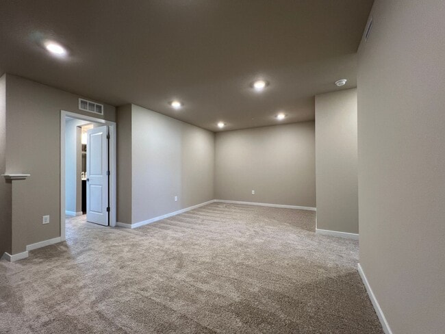 Building Photo - Brand New Townhome with fine finishes ready for you to enjoy. Great views!