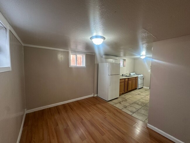 Building Photo - Shaul Properties - 419 1/2 W 14th