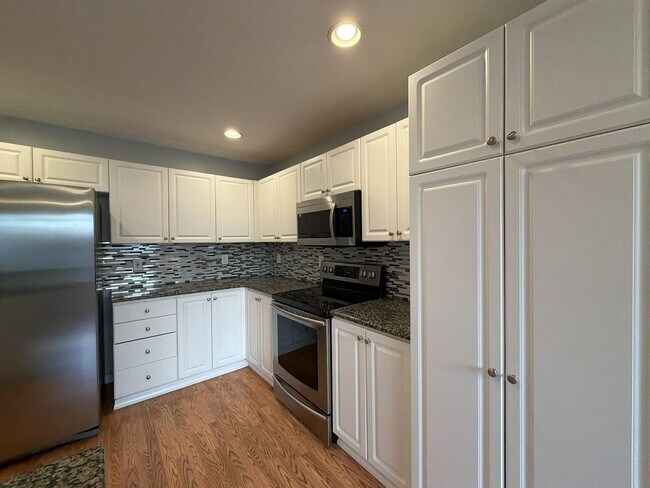 Building Photo - 5042 NE Schoeler Cir