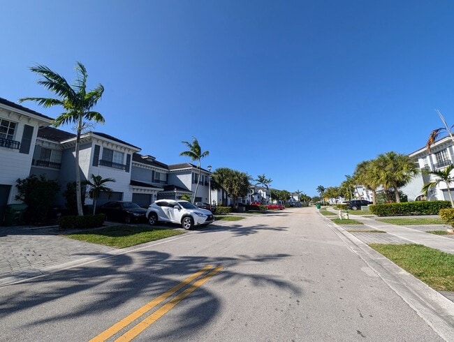 Building Photo - Gorgeous 2BR/2.5BA Townhouse in Gated Community – Lauderhill