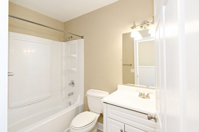 Building Photo - Charming Move-in Ready Downtown Home With Updates