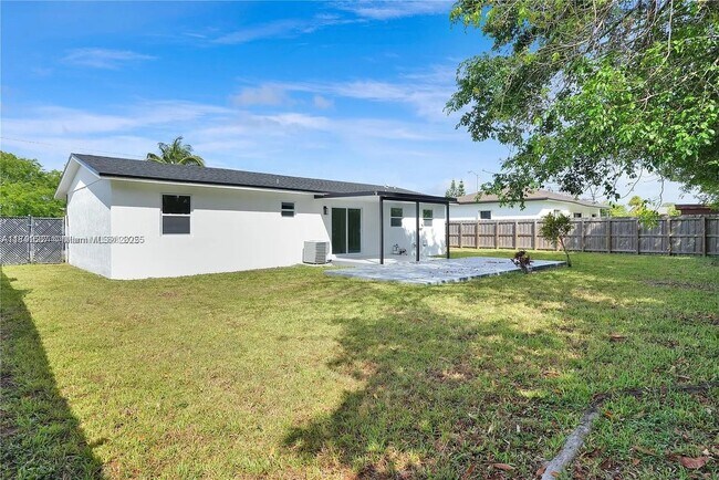 Building Photo - 439 SW 17th Terrace
