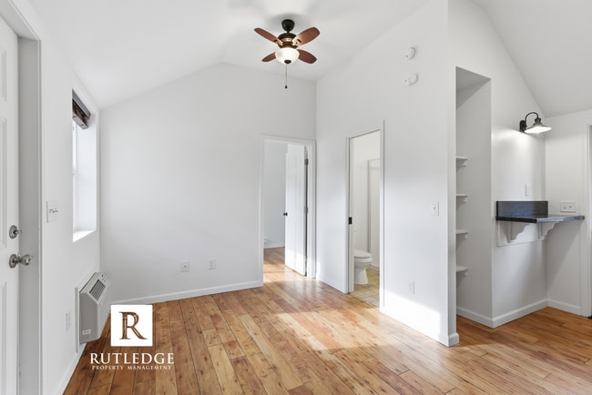 Building Photo - Cozy 2 Bedroom, 1 Bath in the Heart of Medford
