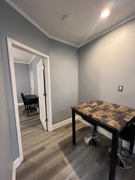 Building Photo - 215 Cherry St