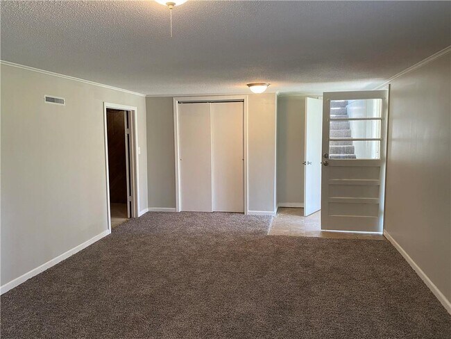 Building Photo - 704 E Culton St