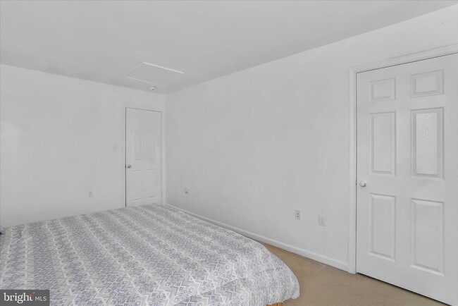 Building Photo - 301 Fontana Cir