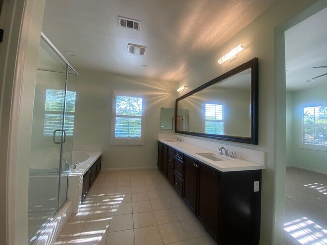 Building Photo - Move-in Ready Townhome in Parklike Community