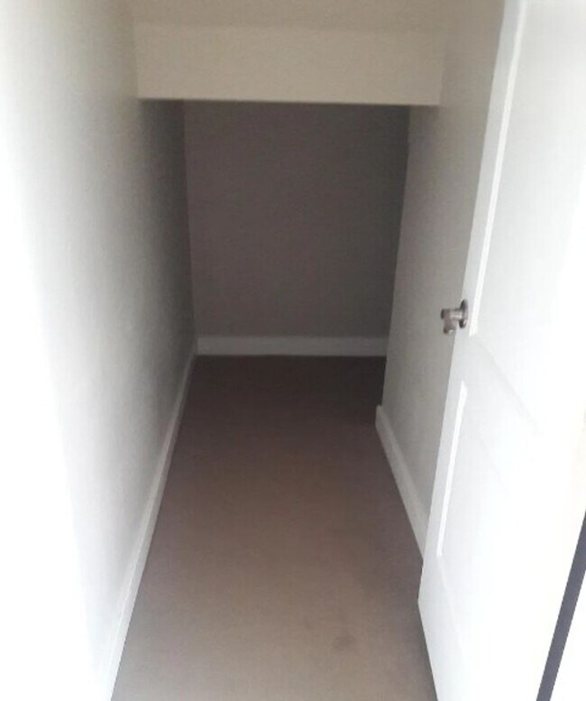 Building Photo - 7 Bedroom Available for Prelease in York Neighborhood!