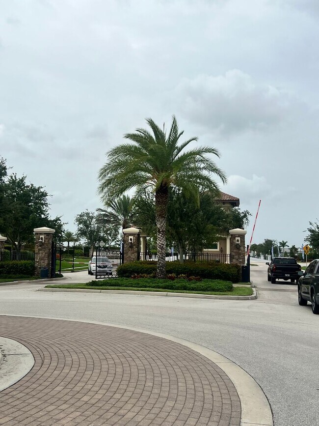 Building Photo - STUNNING LAKEFRONT 3 BEDROOM, 2.5 BATH HOM...