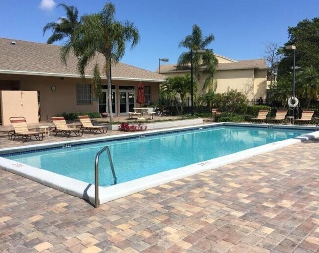 Building Photo - 660 Cypress Club Way