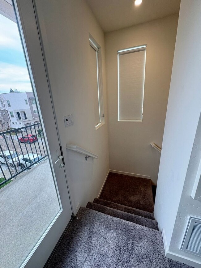 Building Photo - Vibrant 3 story 2bed/2.5bath home at the Mill at Broadway