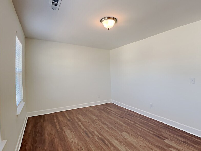 Building Photo - 417 Bluewater Dr