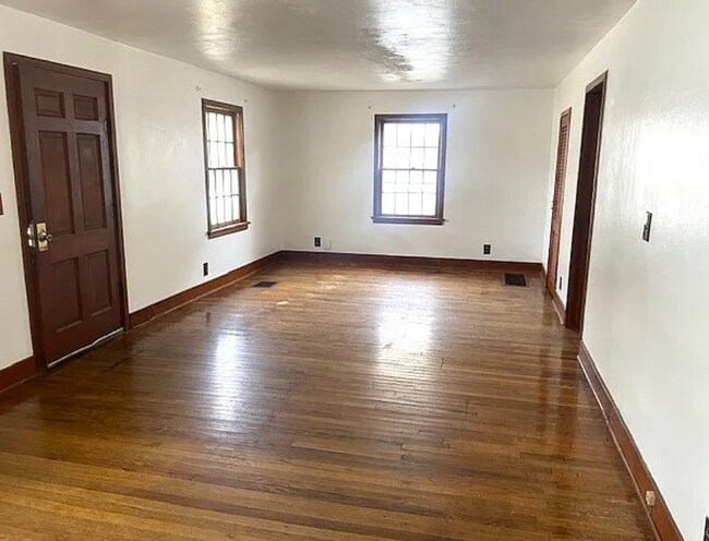 Building Photo - 813 E Washington St