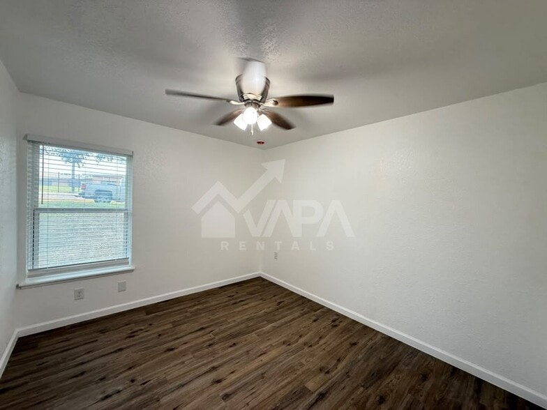 Building Photo - 12400 Welcome Dr