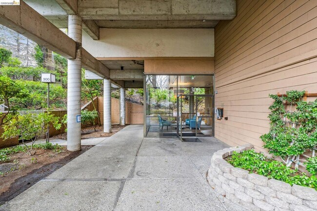 Building Photo - Elegant, private end-unit living with resort-style amenities!