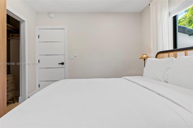 Building Photo - 281 NE 48th Terrace