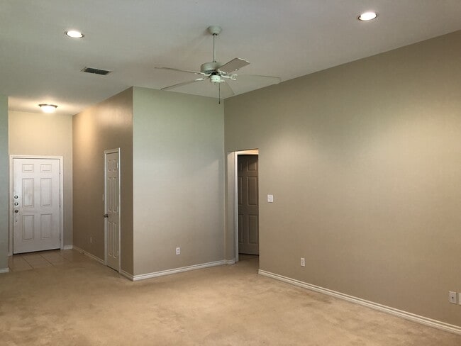 Building Photo - Lease Takeover Opportunity Available! 3 Bedroom Home in Flint!