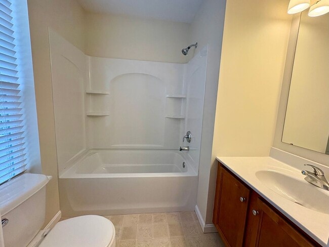 Building Photo - 3 Bedroom 2.5 Bathroom in York!