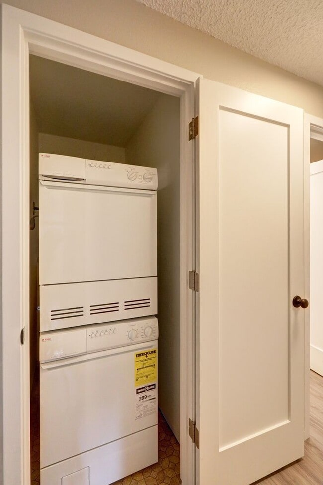 Building Photo - Large 2bd, 1.75ba Condo Available in Perfect Bellevue Location!