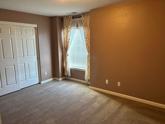 Building Photo - Wonderful 3 bedroom + Loft, 2.5 bathroom h...