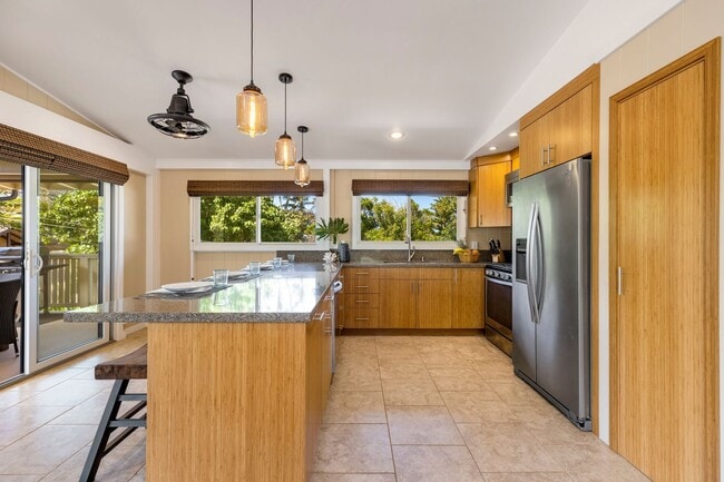 Building Photo - Well kept, private stand alone home steps ...