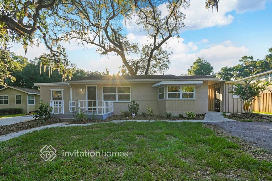 Building Photo - 411 Seffner Valrico Rd