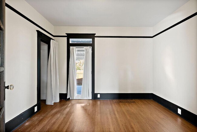 Building Photo - Charming 2-Bed 2-Bath Tacoma Craftsman | S...