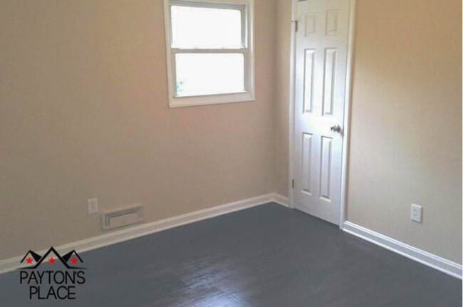 Building Photo - Spacious Single Family home with Huge Back...